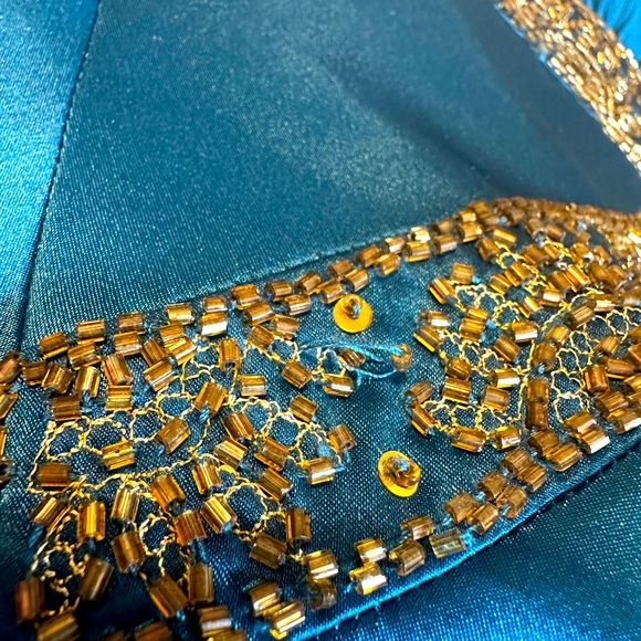 DUSK BY SHEILA YEN - Strapless Formal Gown With Metallic Trim on Top. Size 4 - Picture 9 of 10